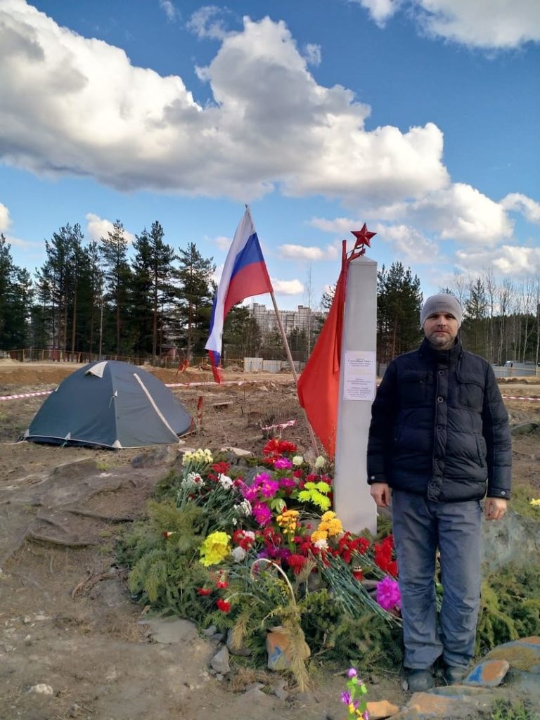 Валерий Алексеев у памятника, установленного 12 апреля 2020 года