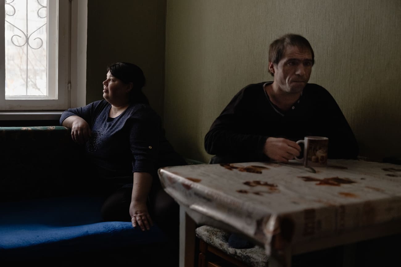 Ольга и Анвар в арендованной квартире в Подольске. Фото: Любовь Неверова для НВ