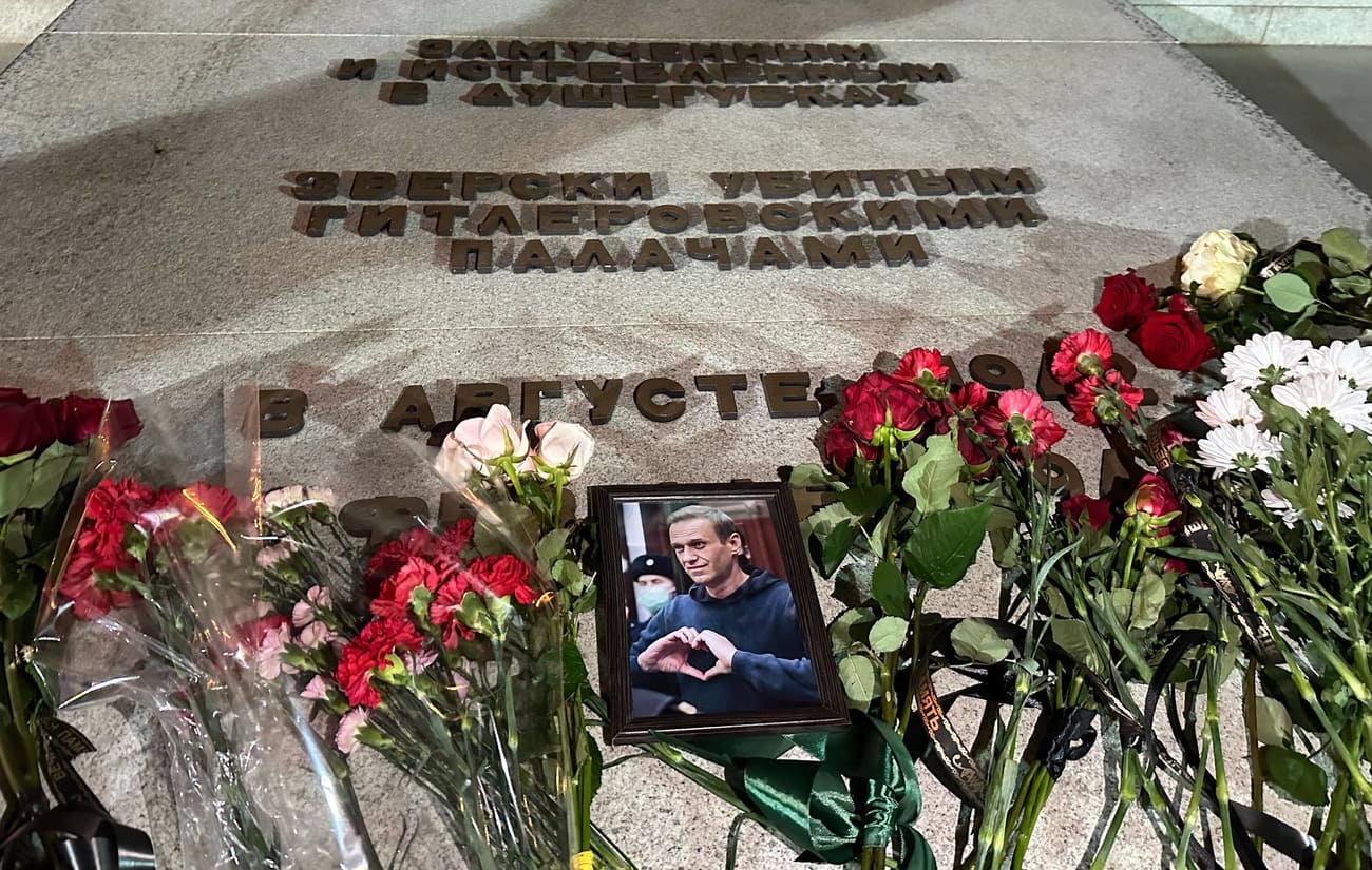 В Краснодаре жители принесли фото Алексея Навального и цветы к памятнику жертвам фашизма. Фото: редакция «Новой вкладки»