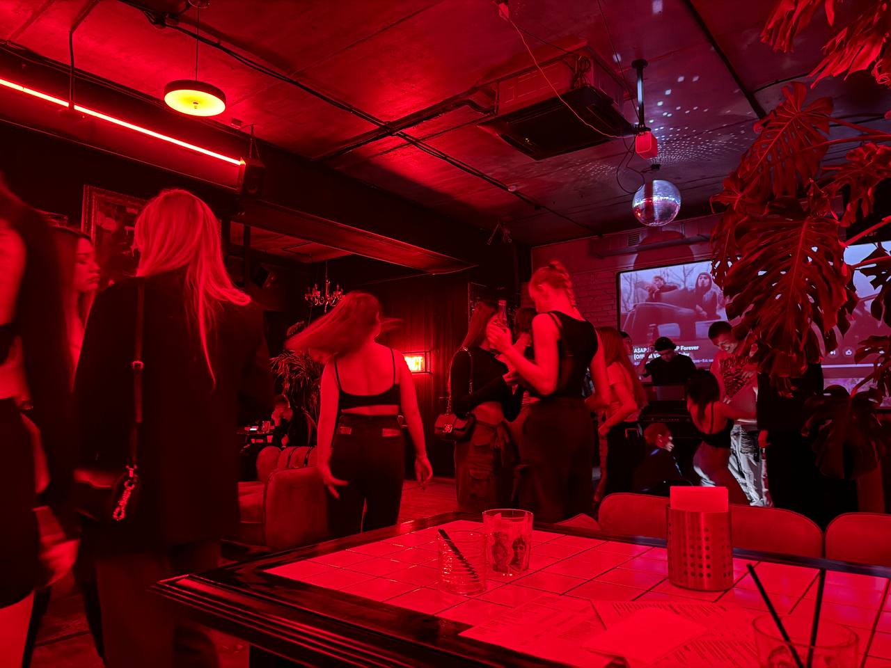 Вечеринка в одном из белгородских баров проходила впервые за три недели с начала массированных обстрелов города. Фото: Новая вкладка