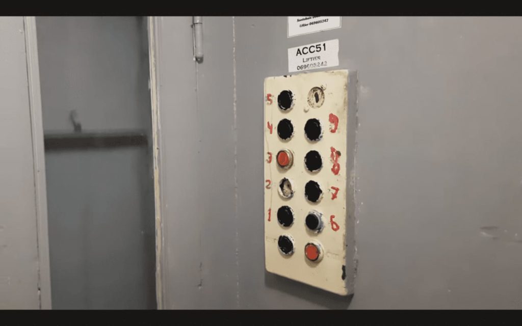 Распашной лифт НЗСМ. Грузоподъемность 350 кг, скорость 0,65 м/с.
Скриншот: @moytash/youtube.com
