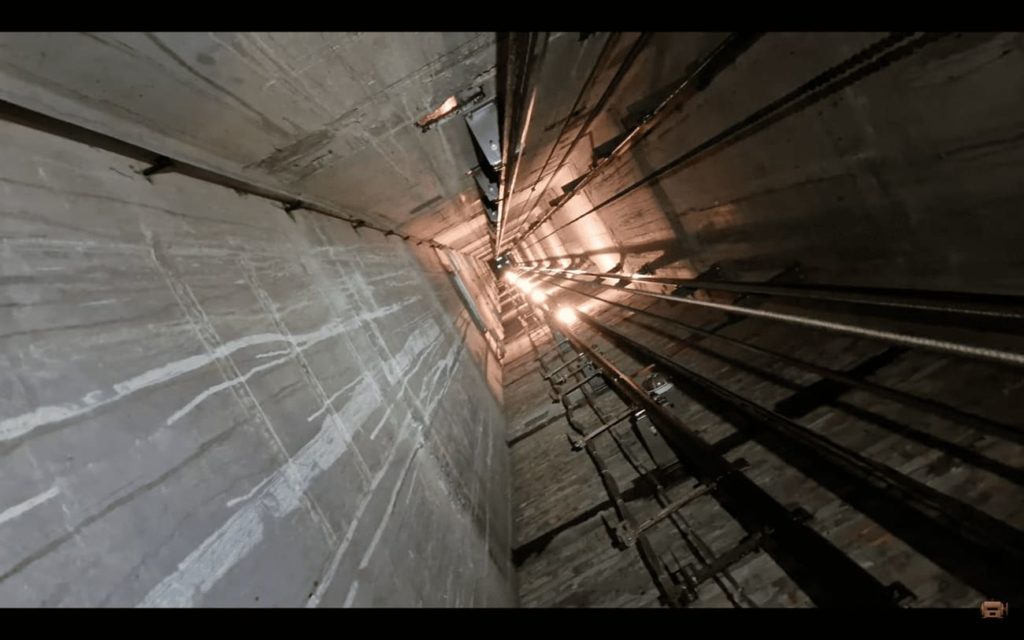 Шахта лифта. Скриншот: @AndreyanovD/youtube.com 
