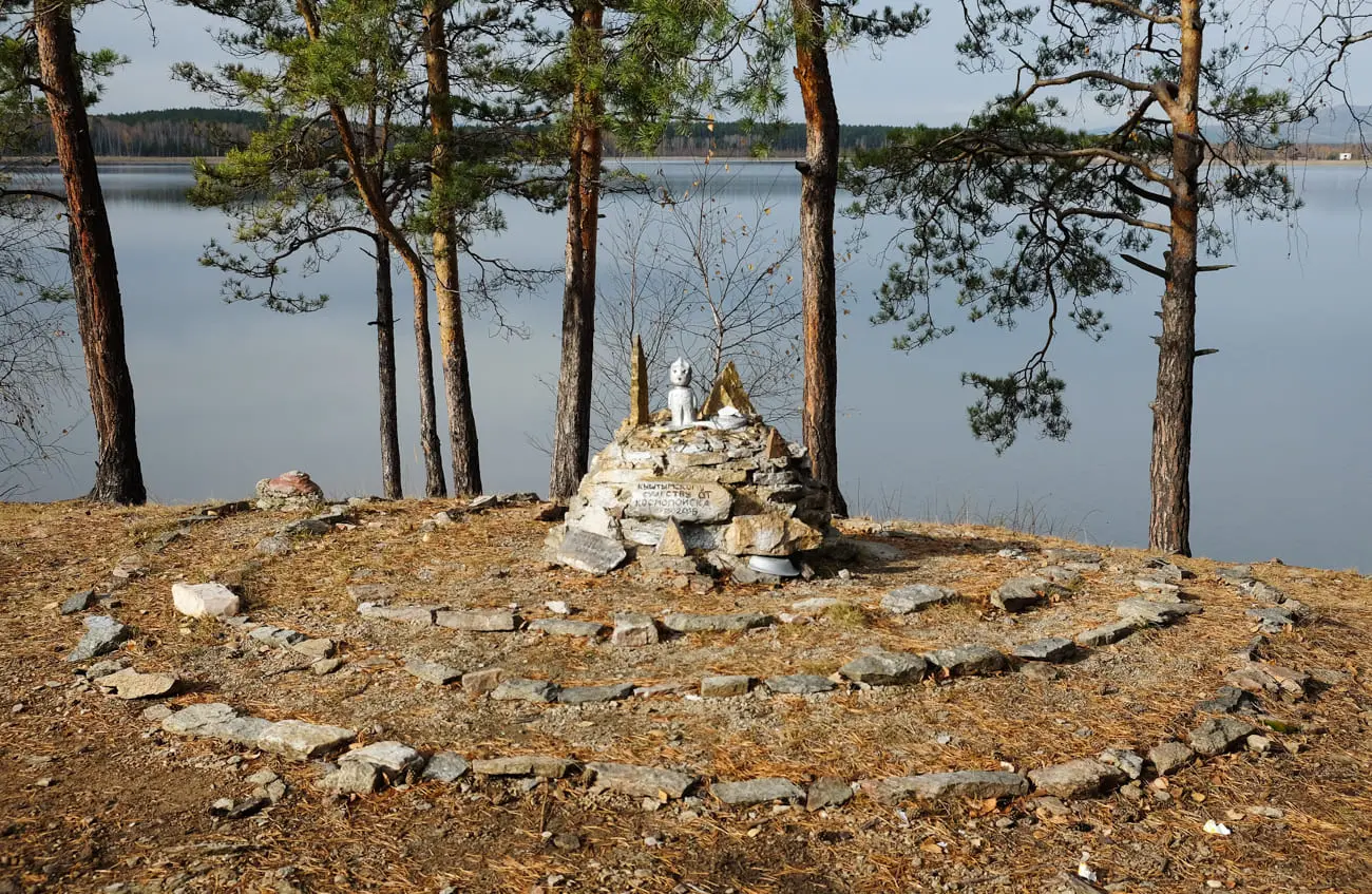 Памятник Алёшеньке, установленный уфологами, уже несколько раз подвергался атаке вандалов. Фото: Иван Козлов