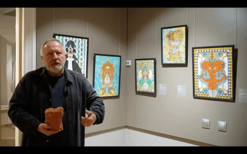 Скриншот: видео «Онлайн экскурсия по выставке „ИНЫЕ. Аутсайдер арт из коллекции Владимира Гаврилова“» / Музей наивного искусства / vk.com