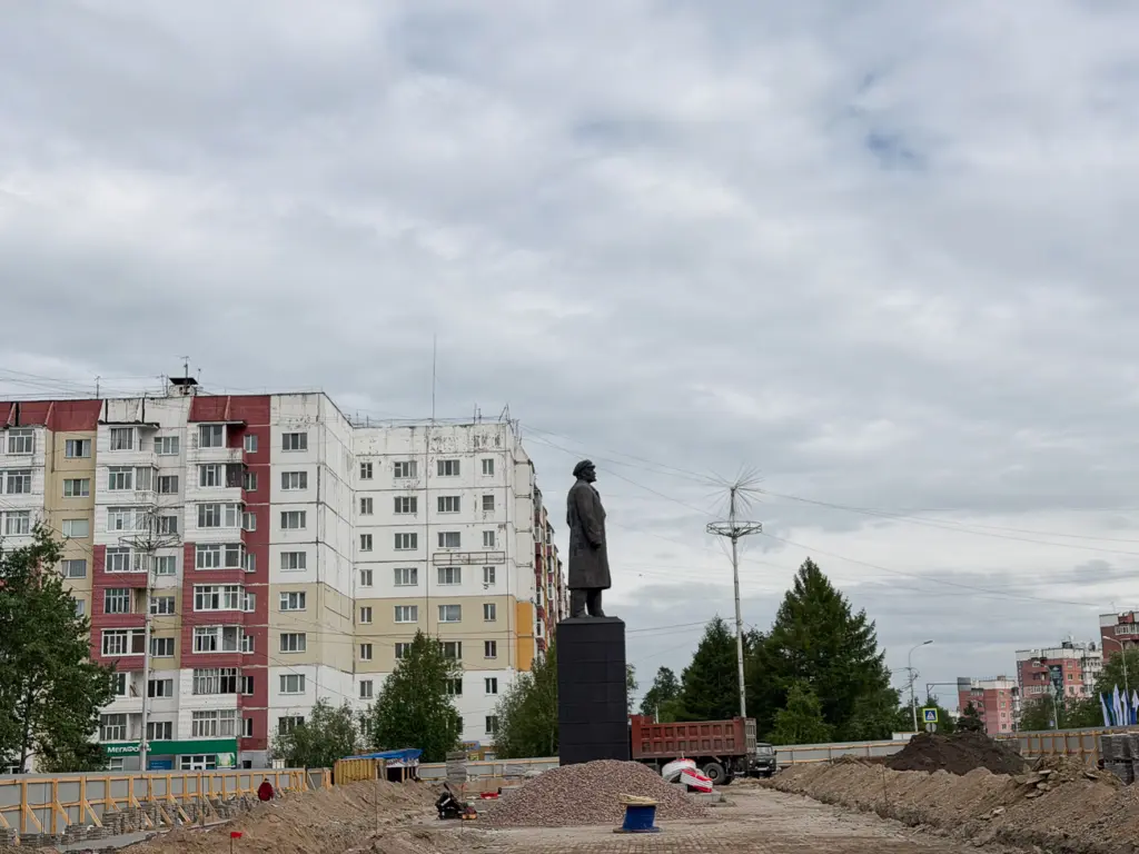 Памятник Ленину возле здания местной администрации
