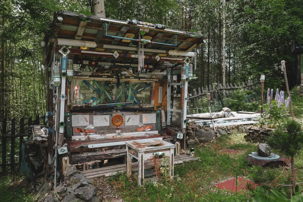 Кресло на импровизированной веранде, беседка и сарай