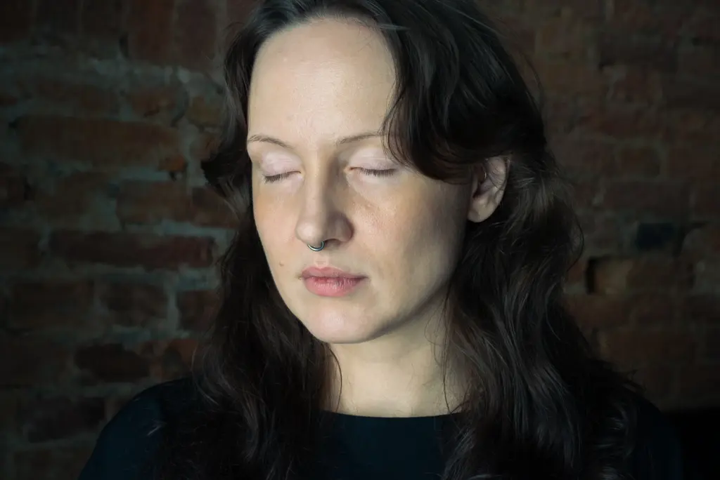 Анна редко выходит из дома без макияжа. Когда она не пользуется автозагаром, пятна вокруг глаз более заметны