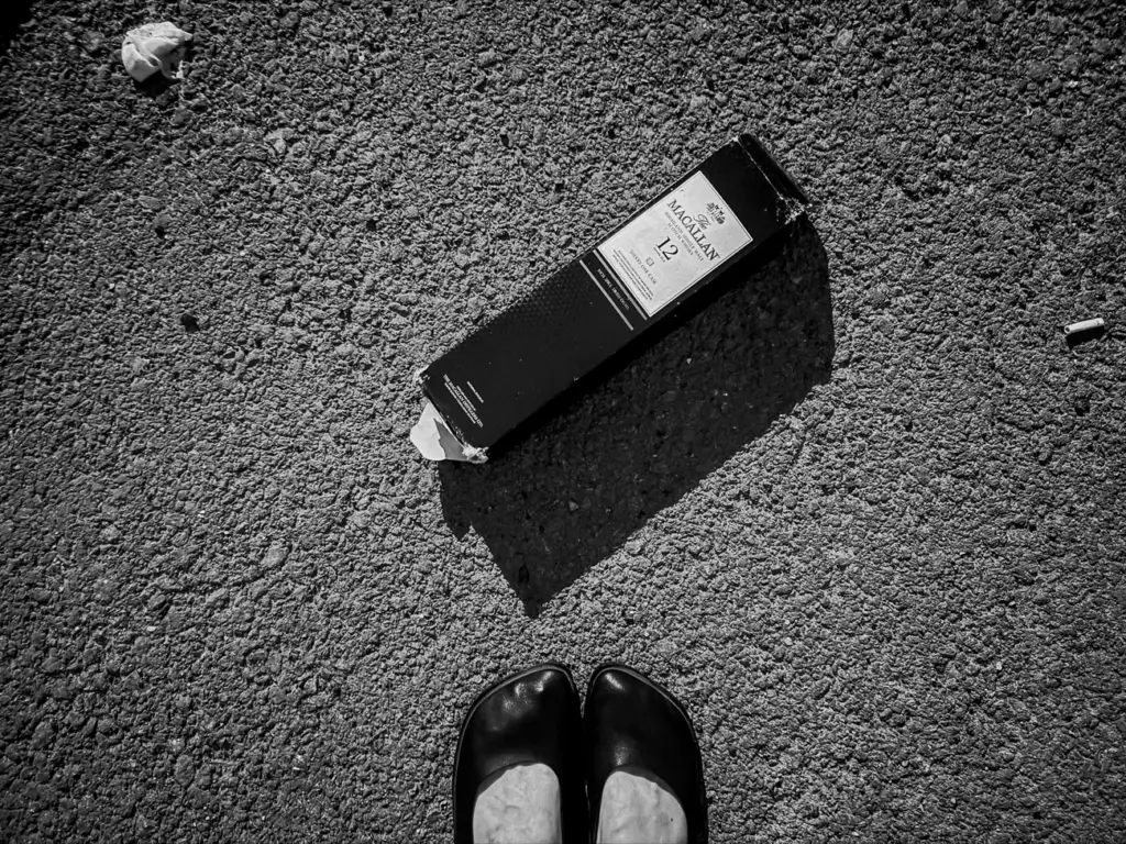 Если добираться пешком от «Шамбалы» до «Тигрёнка», то придётся идти по трассе, вдоль которой валяются разбитые бутылки из-под дорогого алкоголя