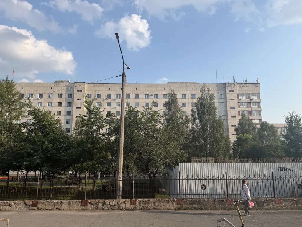 В областную клиническую больницу Попова привозили и после нападения осенью 2025 года, и в июле 2026-го после прыжка из окна