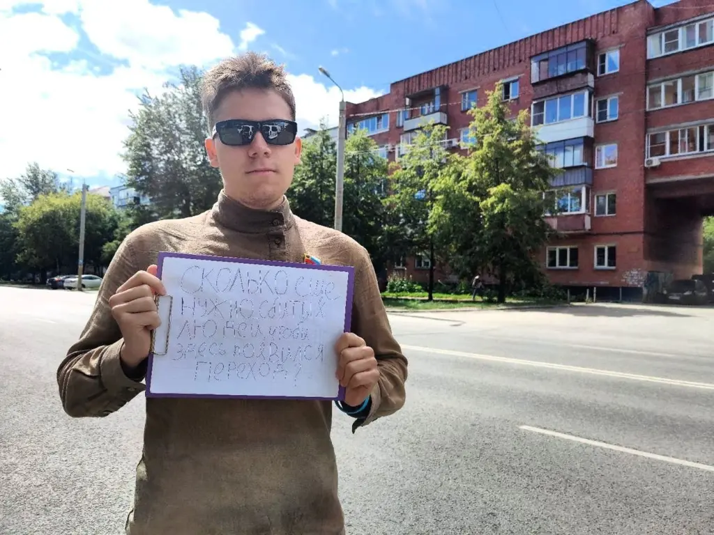 Михаил в 2021 году на одиночном пикете с плакатом «Сколько ещё нужно сбитых людей, чтобы здесь появился переход?» Фото из личного архива