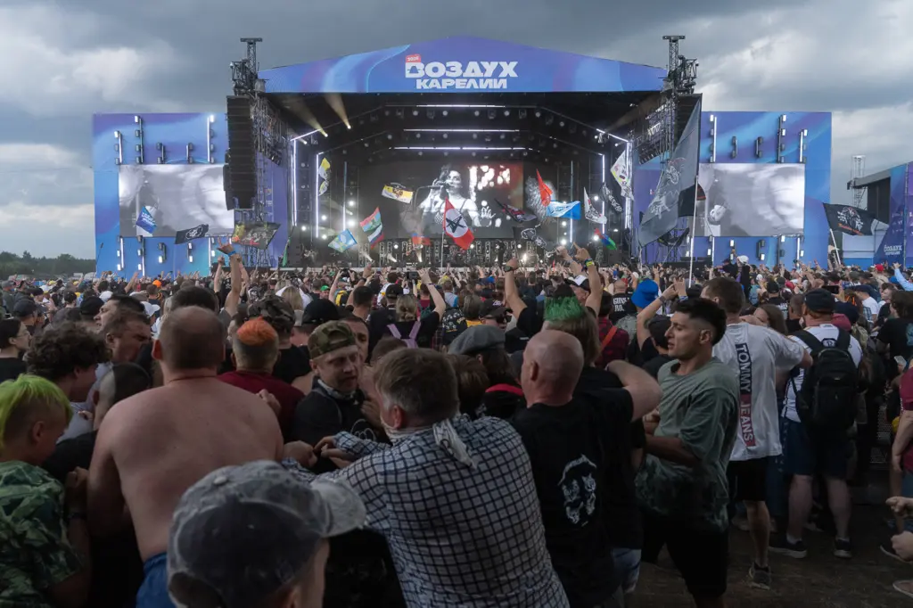 «Punks not dead» — один из лозунгов, звучащих со сцены и отсылающих к панк-культуре и её героям вроде Горшка и Егора Летова