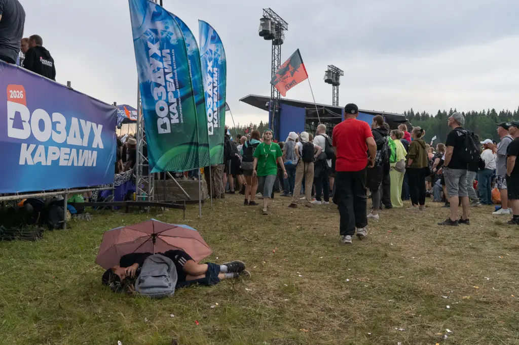 Вся программа фестивального дня длится больше десяти часов. У опытных фестивальщиков с собой пледы и складные стулья. Остальные отдыхают прямо на траве
