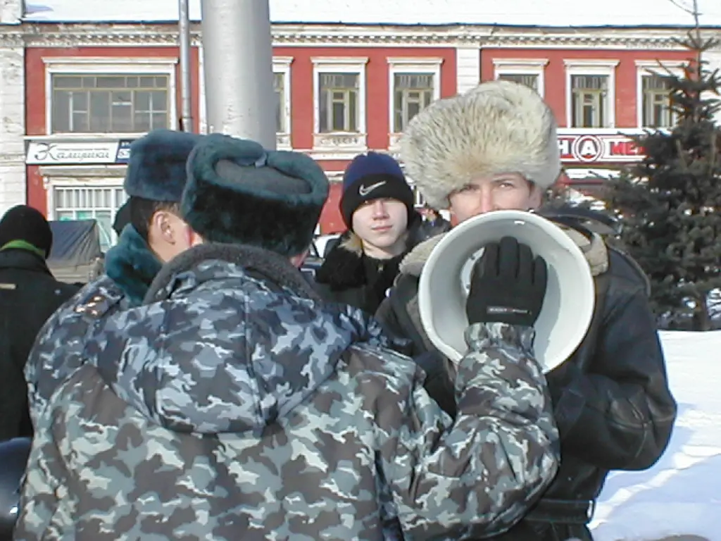 Роман Юшков с мегафоном